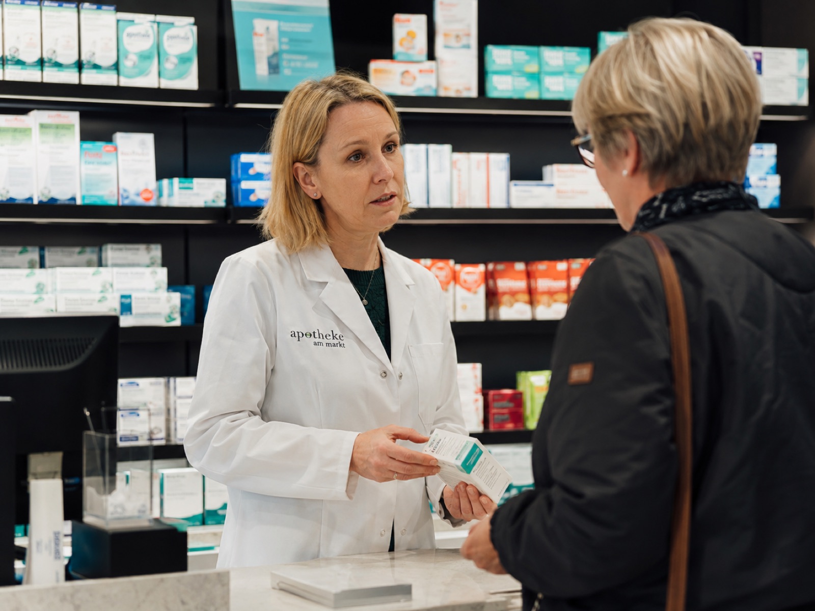 Beratungsgespräch am HV-Tisch in der Apotheke